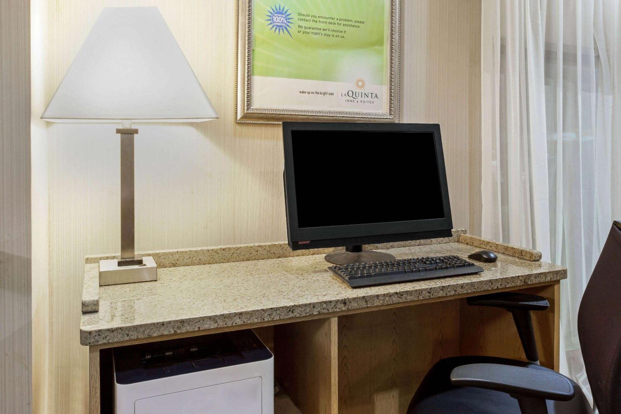 La Quinta By Wyndham Stamford / New York City Exterior photo
