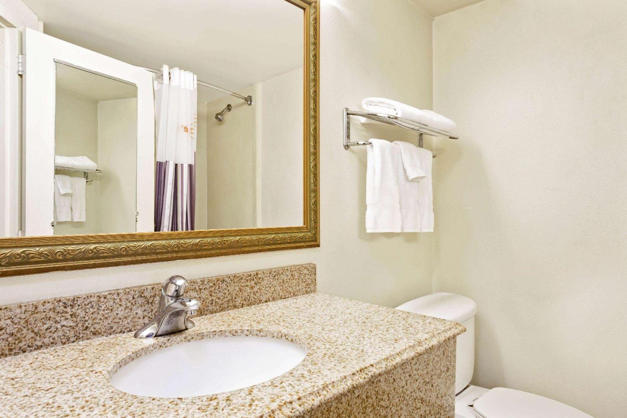La Quinta By Wyndham Stamford / New York City Exterior photo