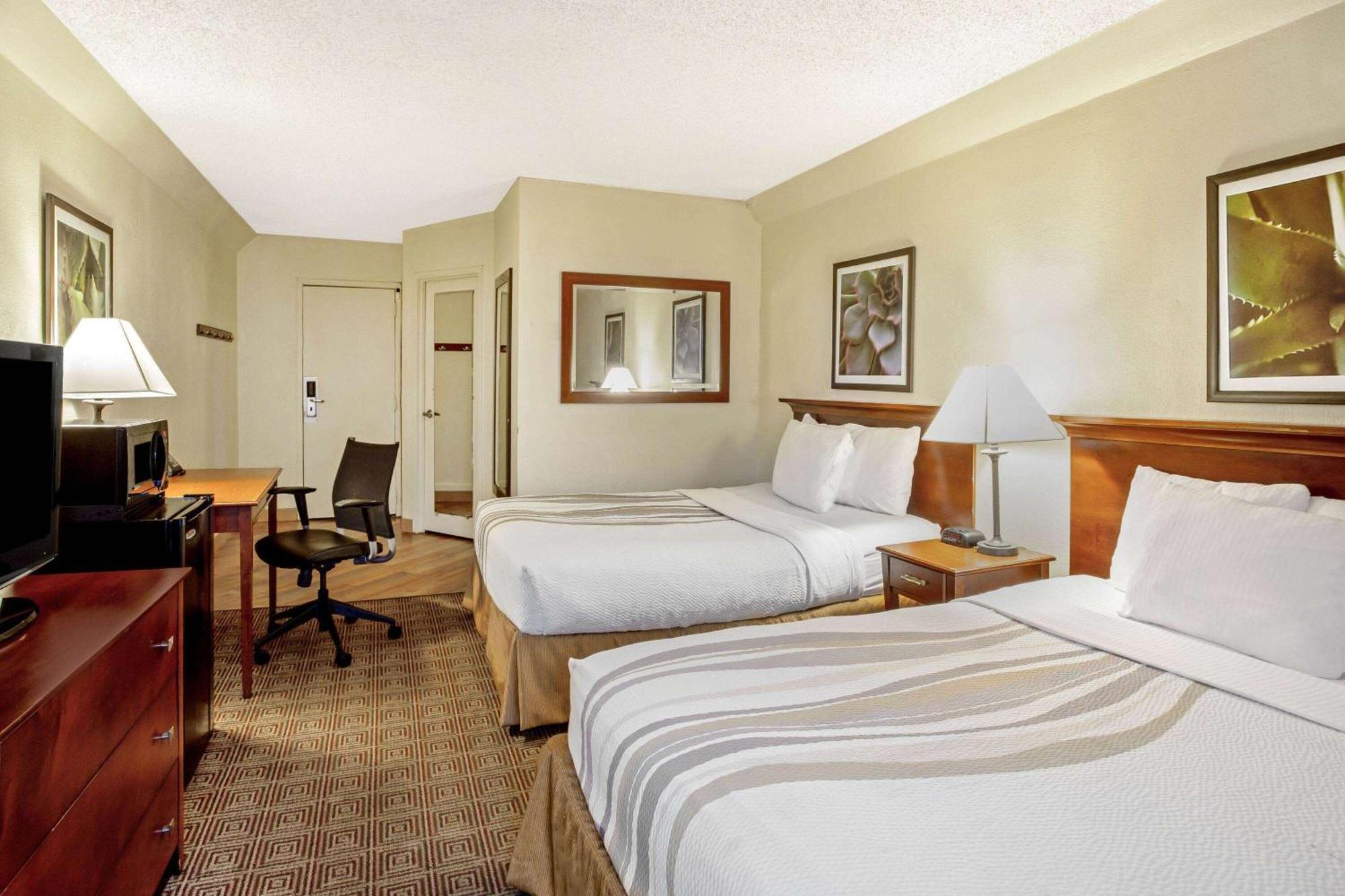 La Quinta By Wyndham Stamford / New York City Exterior photo